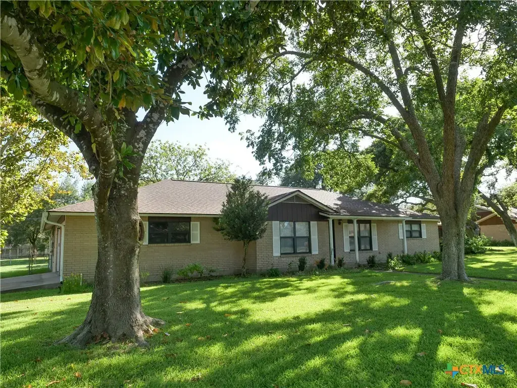 1209 E Morgan, Cuero