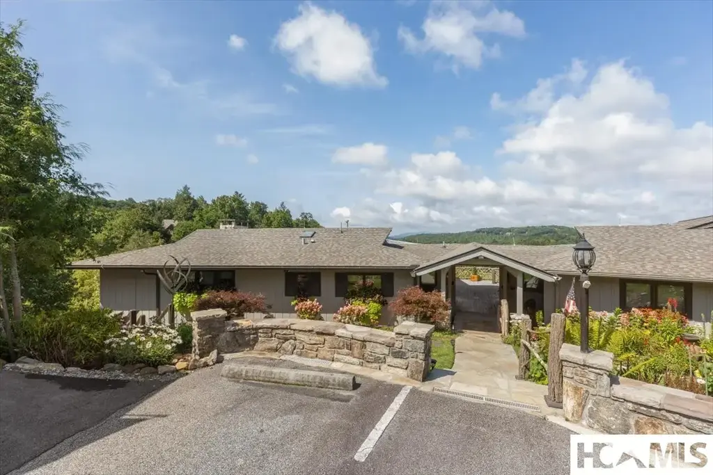 396 Azalea Lane, Highlands