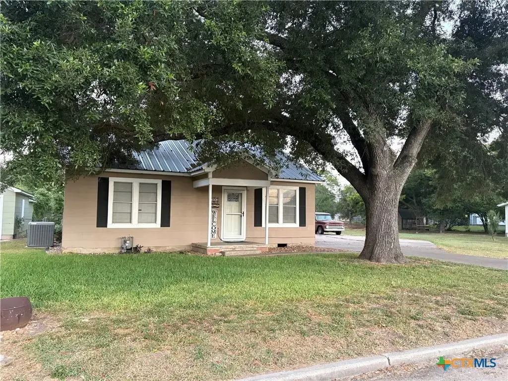 326 S Texana Street, Hallettsville