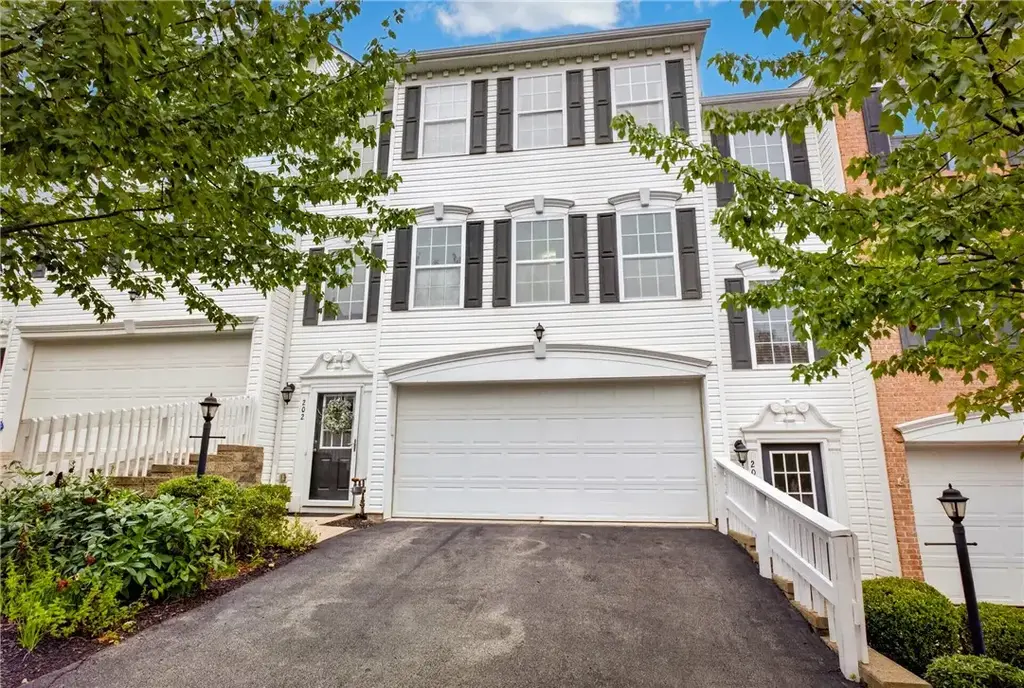 202 Ascot Court, Moon/Crescent