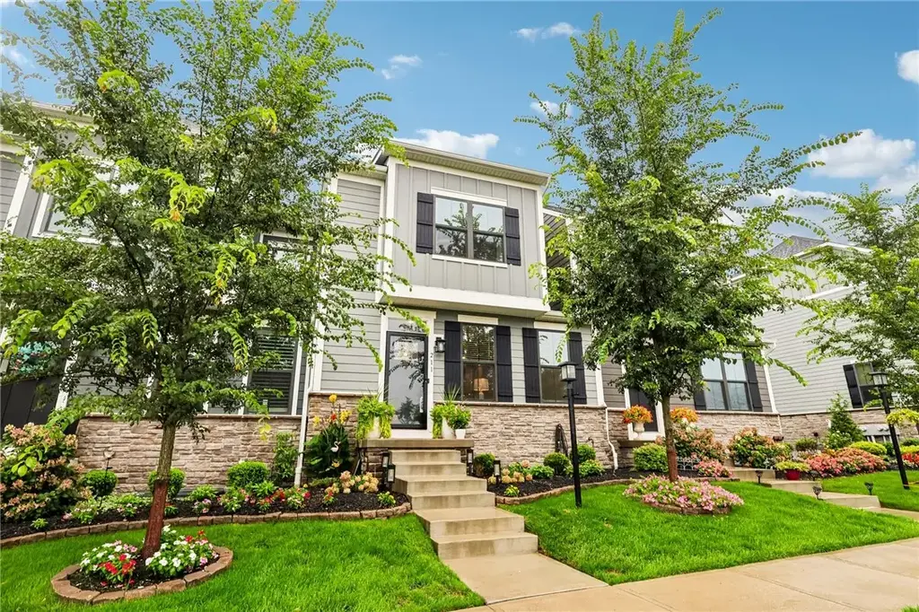 211 Marketplace Avenue, Moon/Crescent