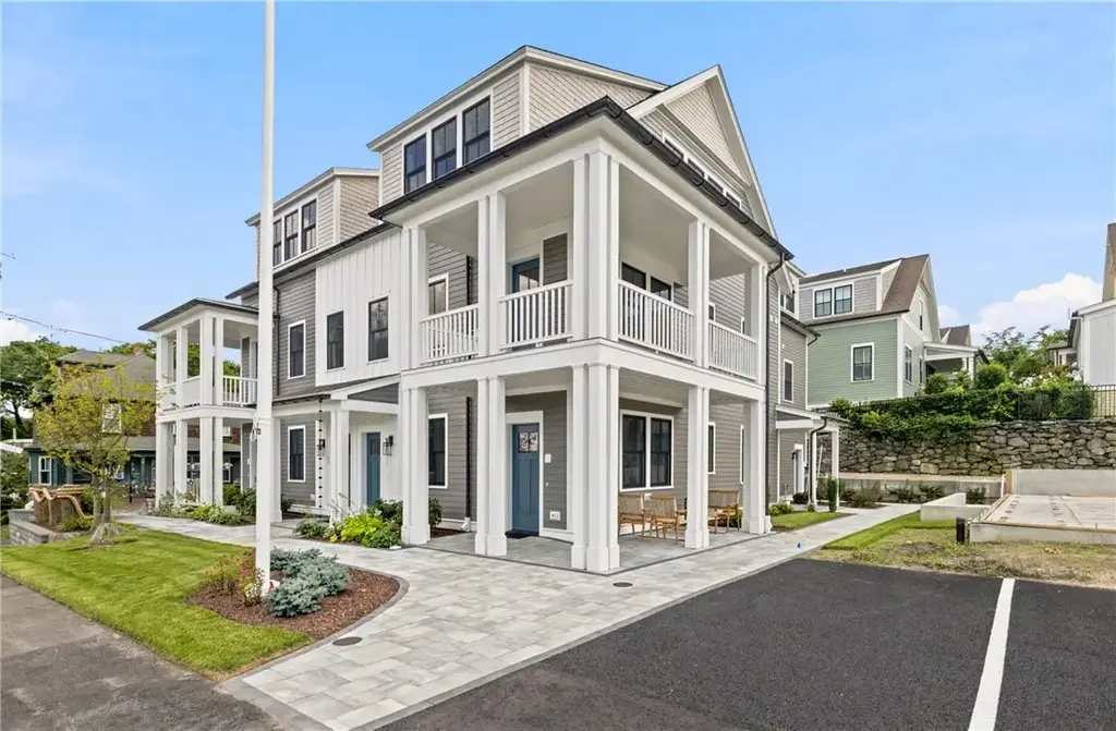 67 Queen St # 1c, East Greenwich