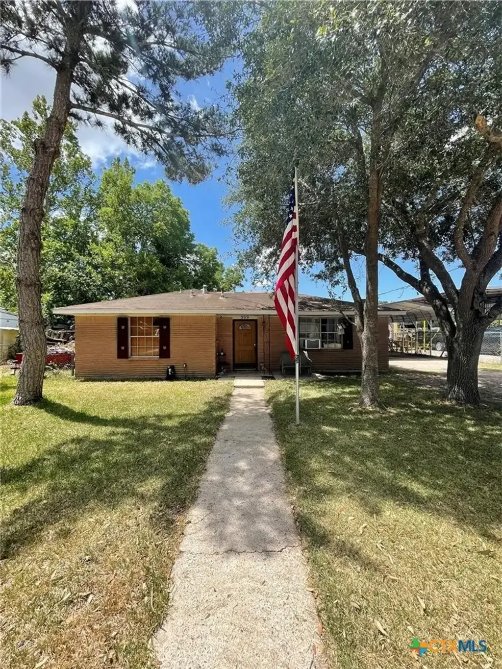 399 Pecan Street, Lolita