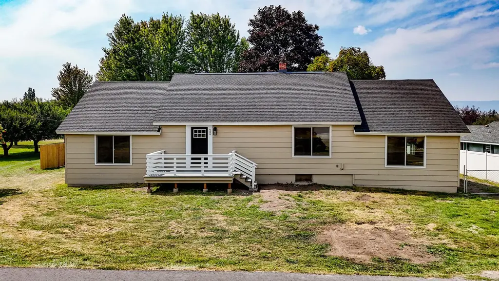 906 11th Street E, Polson