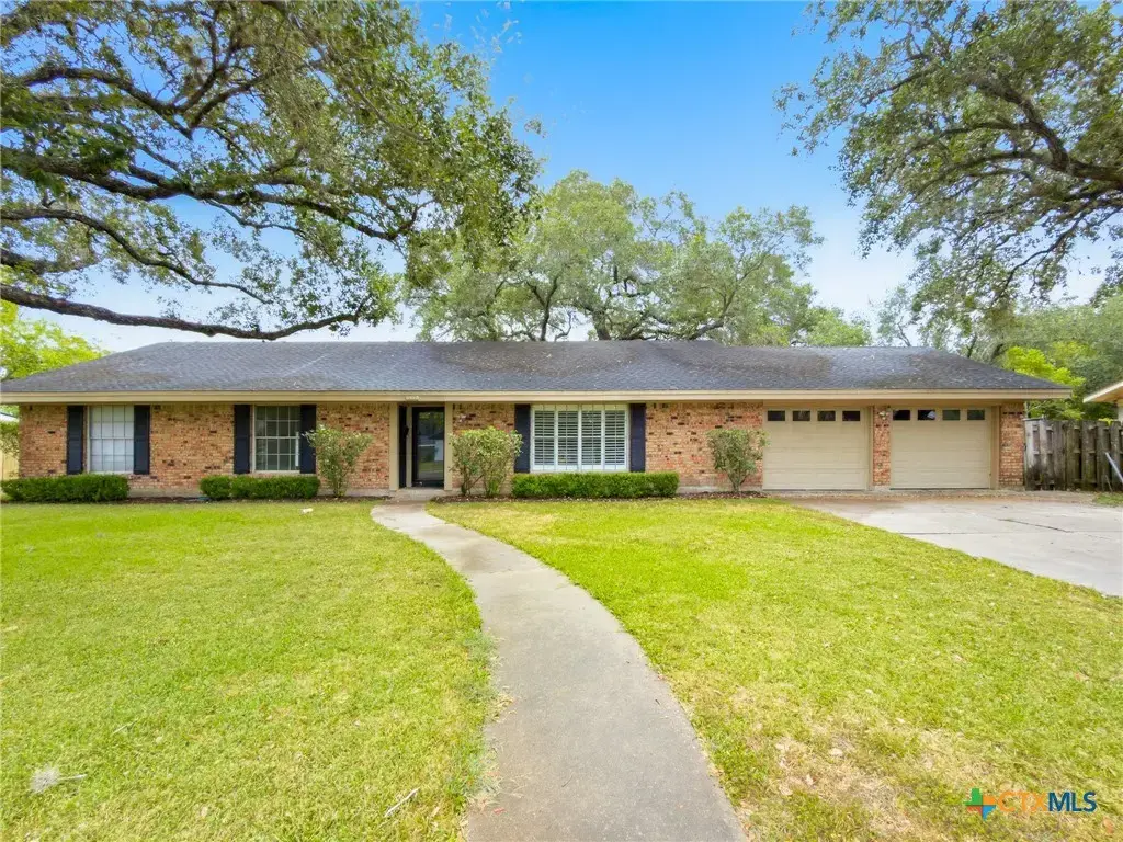 2201 College Drive, Victoria