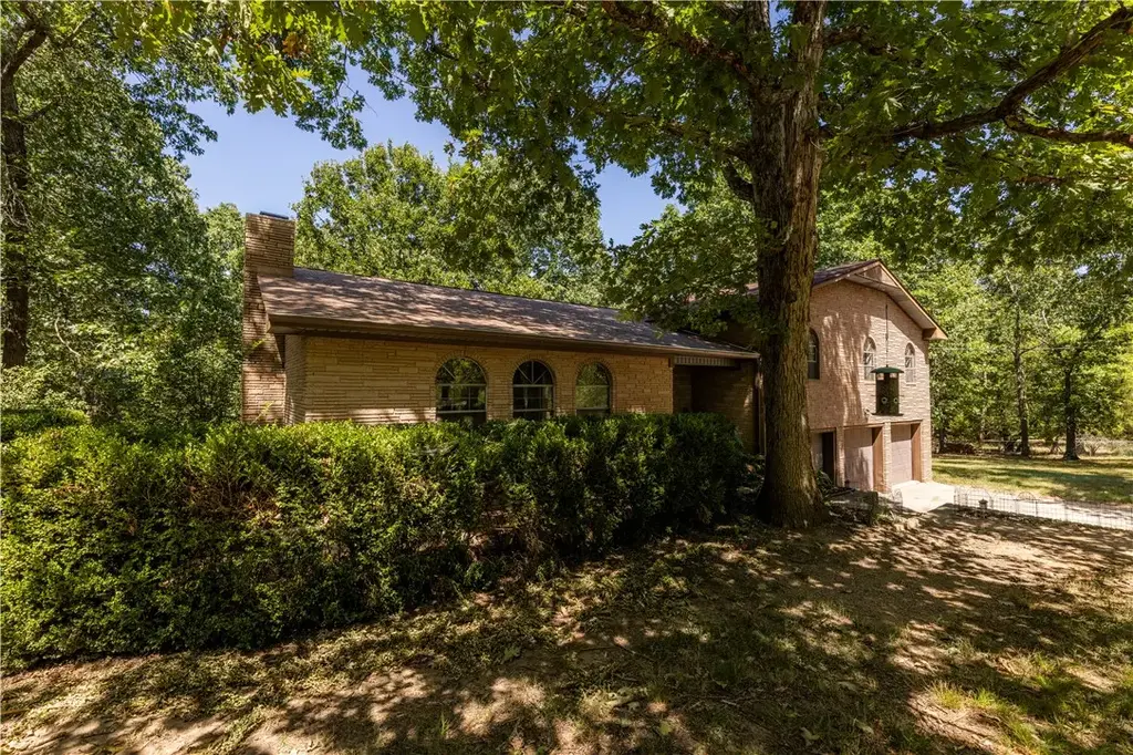 16107 Walnut Drive, Fayetteville