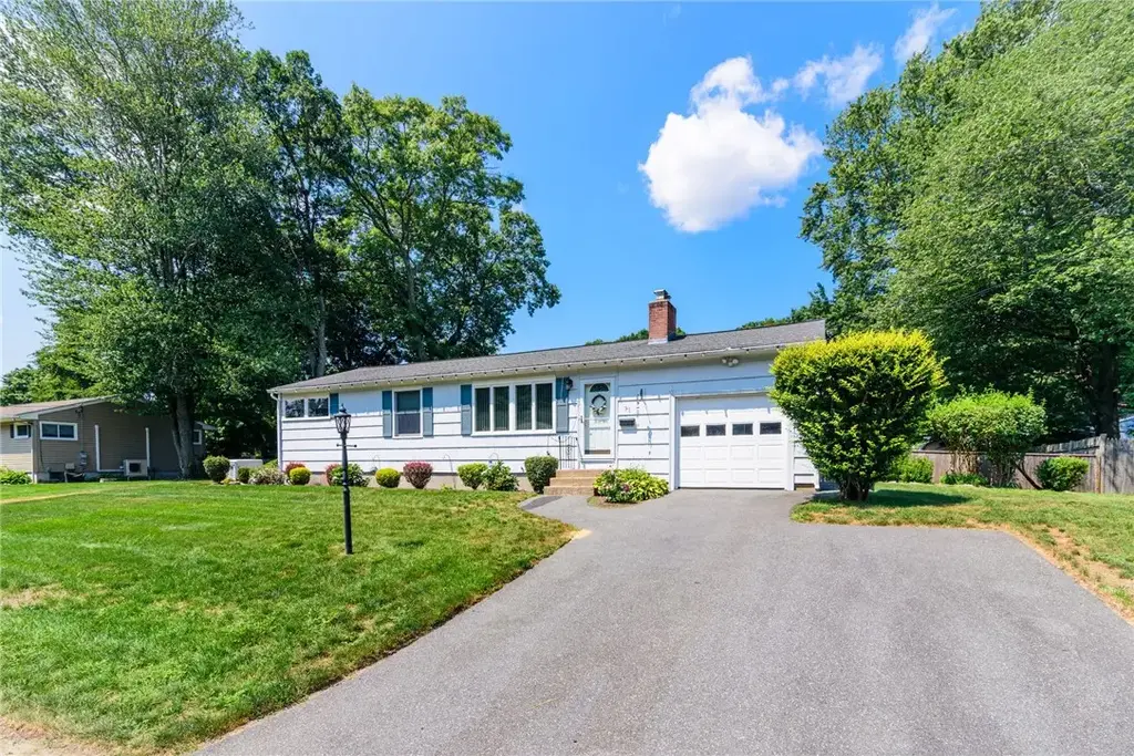 91 Torrington Dr, Warwick