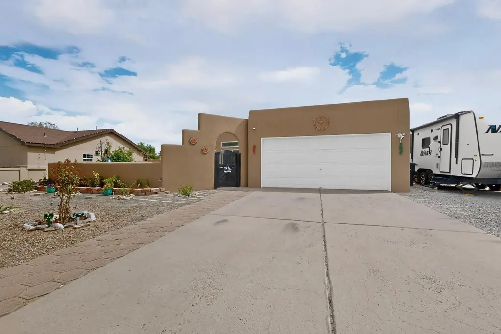 10 Milton Loop, Los Lunas