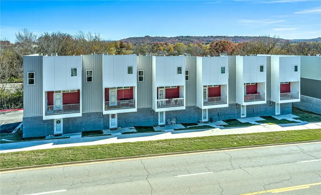 1512 S Razorback Road, Fayetteville