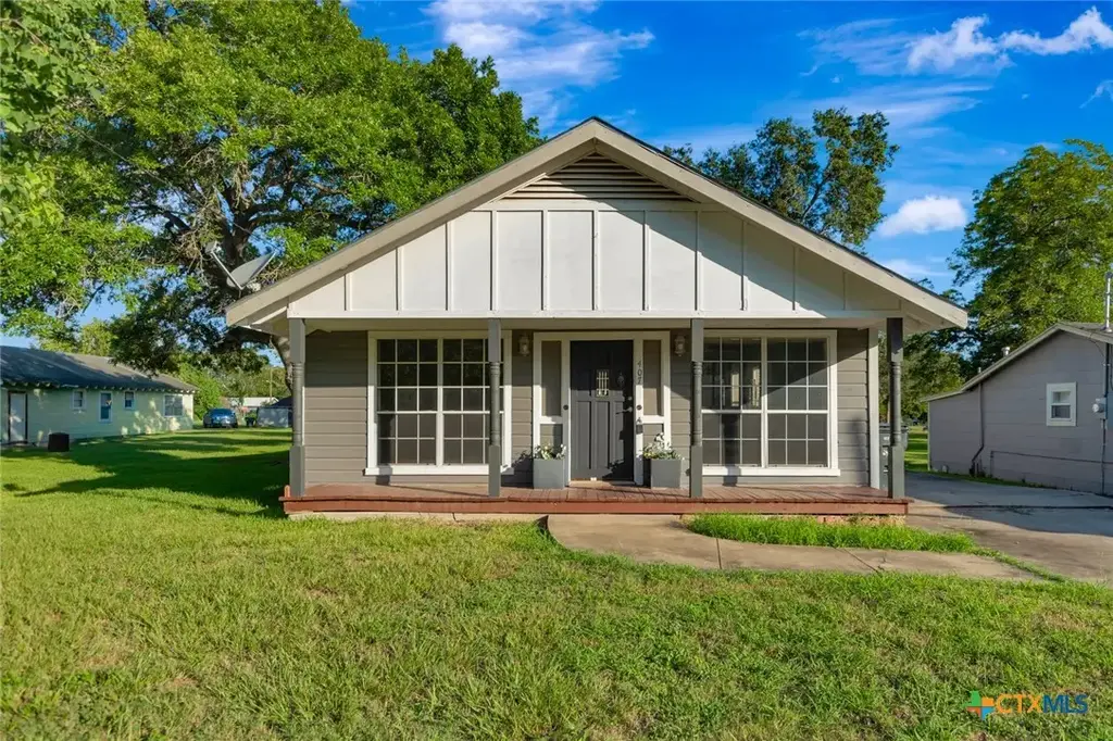 407 Bois D Arc Street, Edna