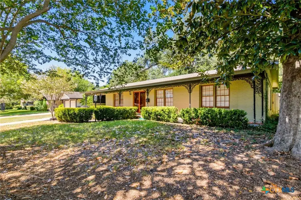404 Cherokee Lane, Victoria