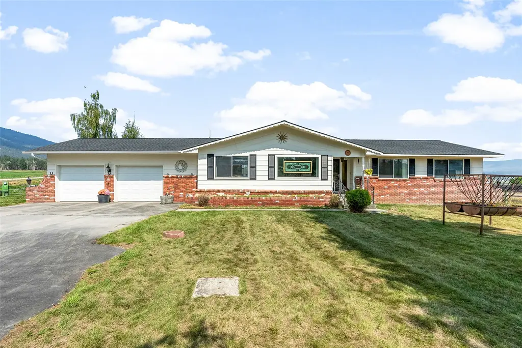 803 Indian Prairie Loop, Victor