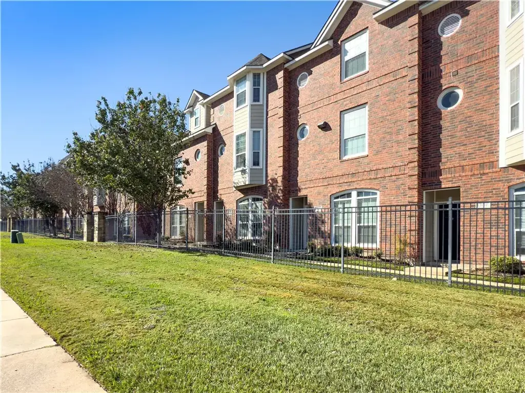 305 Holleman Drive E 302, College Station