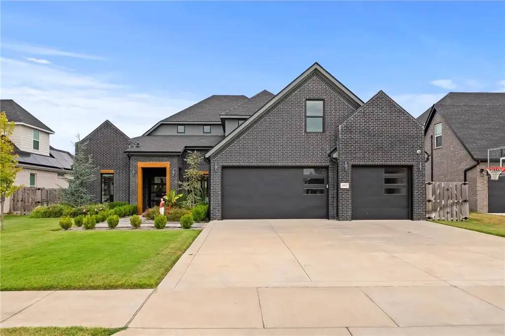 5913 Sw Bloomsbury Road, Bentonville