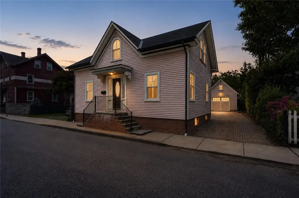 21 Elm St, Newport