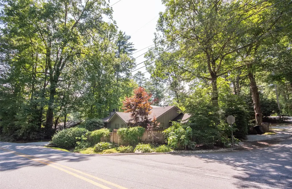 286 Mirror Lake Road, Highlands