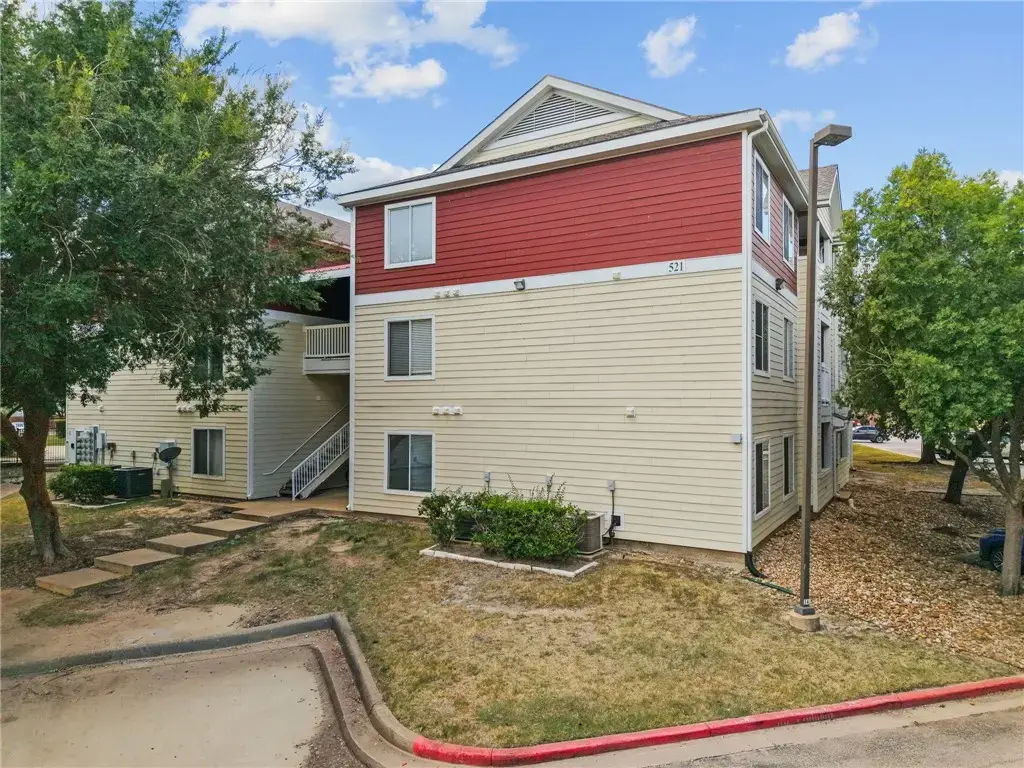 521 Southwest Parkway 303, College Station