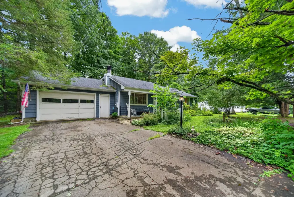 35999 Lake Shore Drive, Canadohta Lake