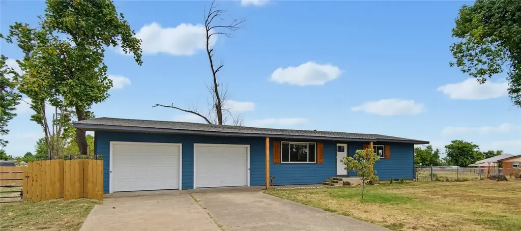 914 S Dixieland Road, Rogers