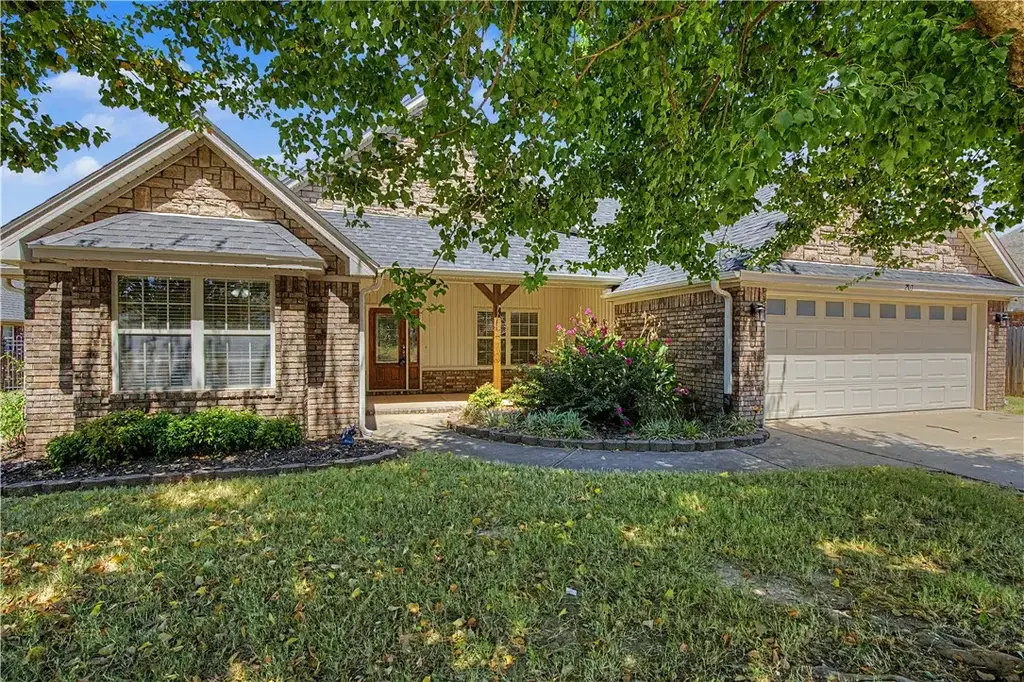 203 W Windsor Drive, Rogers