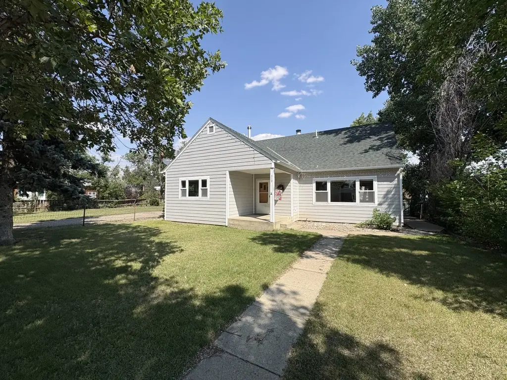 319 1st Street E, Chester