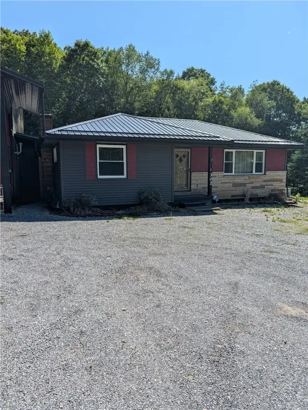 302 Apple Street, Weedville