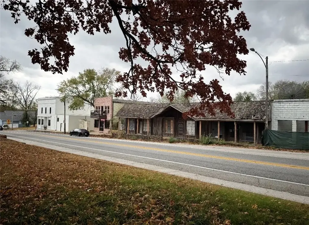 135 S Main Street, Cave Springs