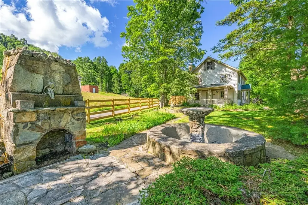 160 Old Turnpike East Road, Banner Elk