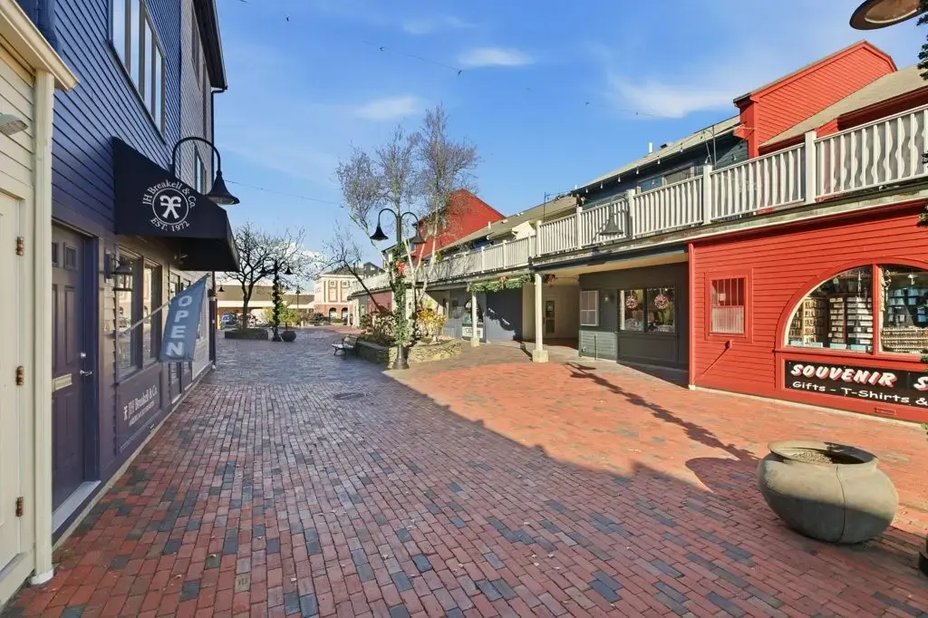 214 Goddard Row, Newport
