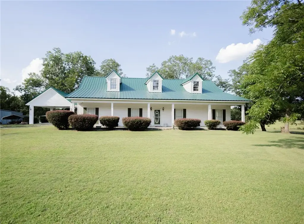 933 Lee Rd 401, Beauregard
