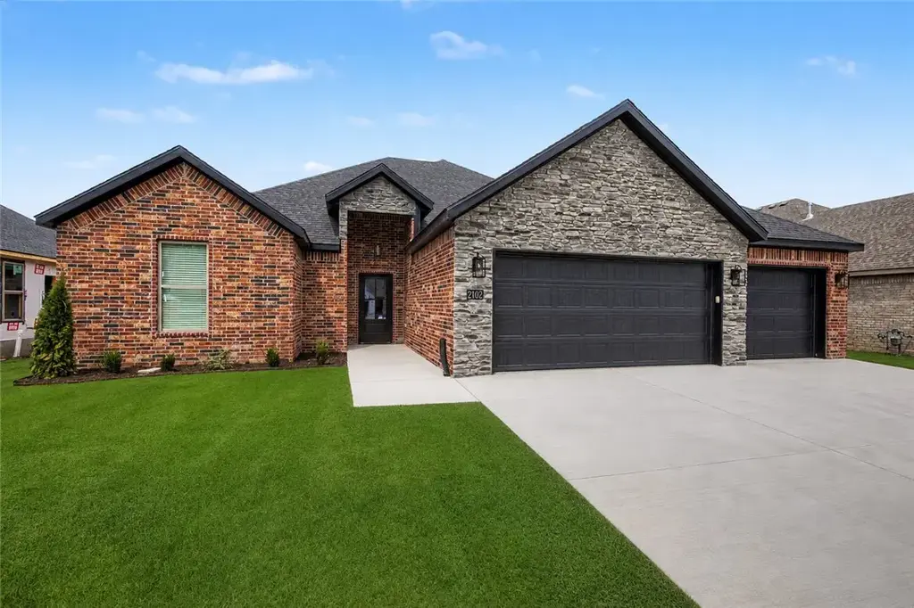 2102 Dagan Street, Siloam Springs