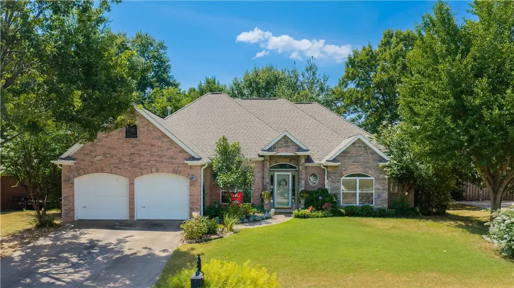 4437 W Castlebury Lane, Fayetteville