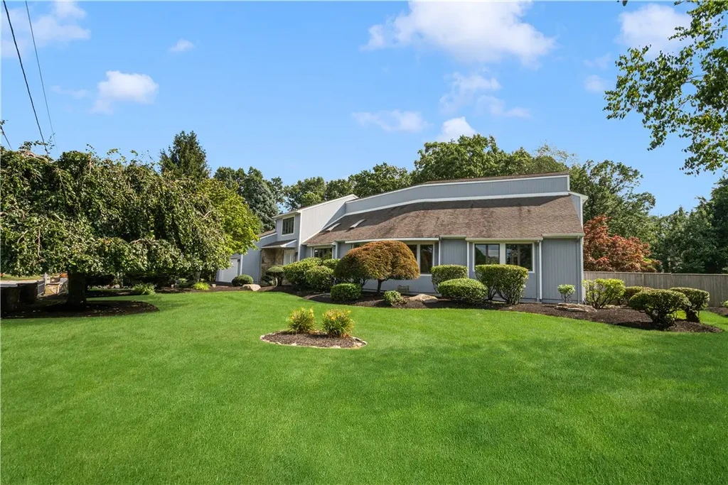 30 Dutchess Dr, Cranston