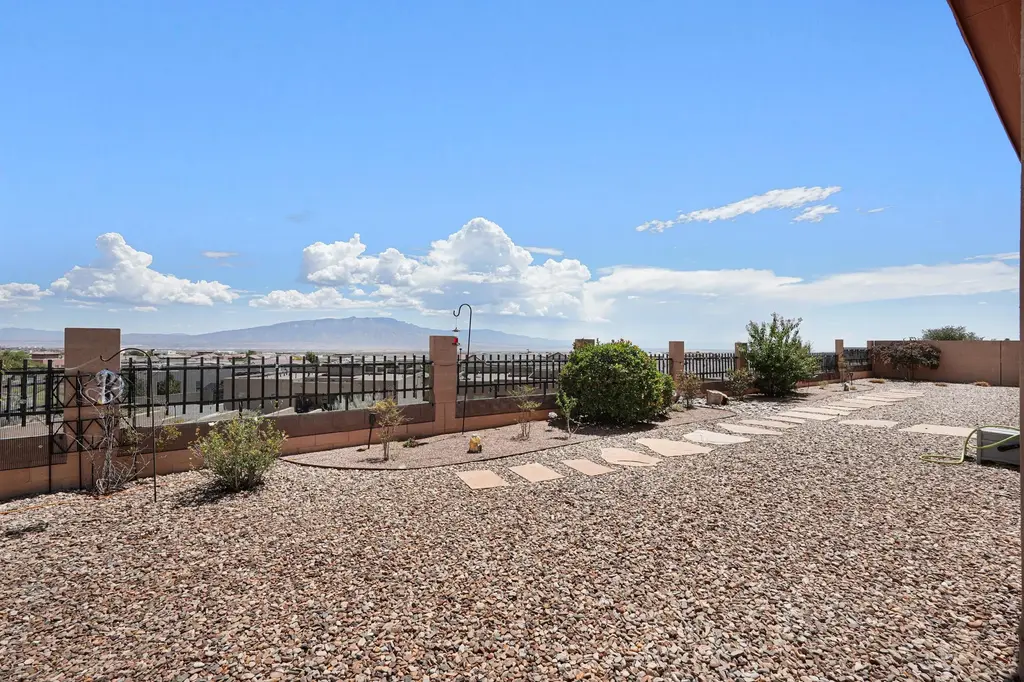 5545 Pikes Peak Loop Ne, Rio Rancho