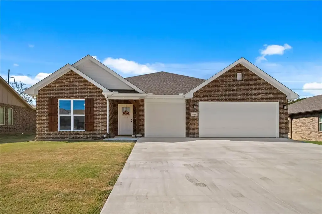 1500 E Vangston Drive, Siloam Springs