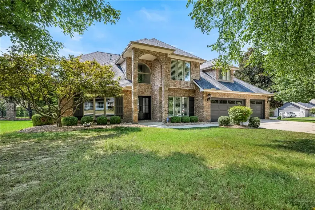 211 El Contento Drive, Bentonville