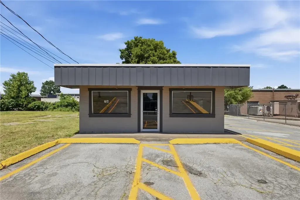 704 Meadow Avenue, Springdale