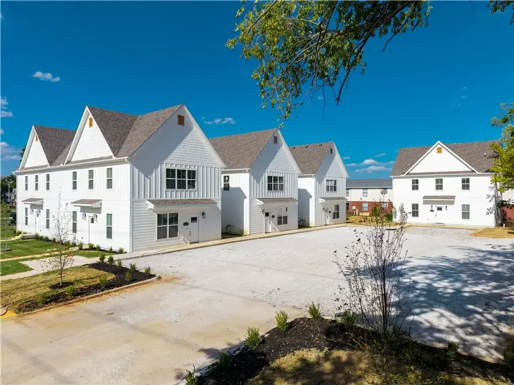 1664 N Leverett Avenue, Fayetteville
