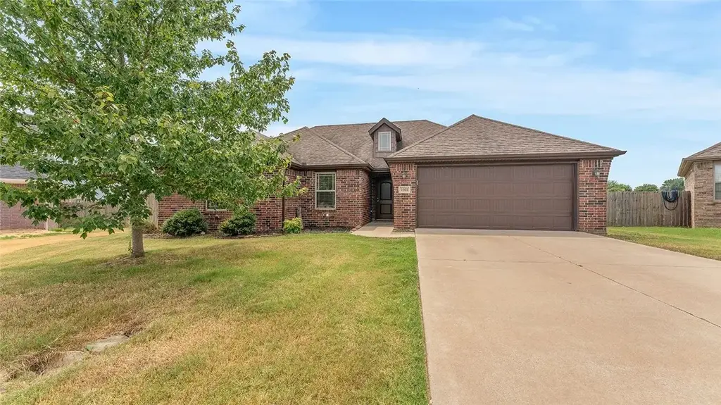 1022 Tarah Knolls Circle, Centerton