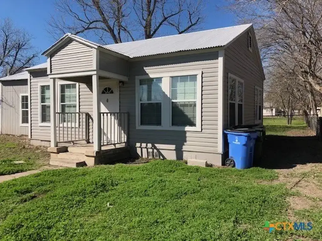 630 E Pine Street, Seguin