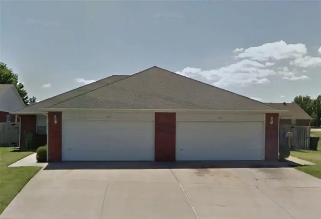2004 S Old Wire Road, Rogers