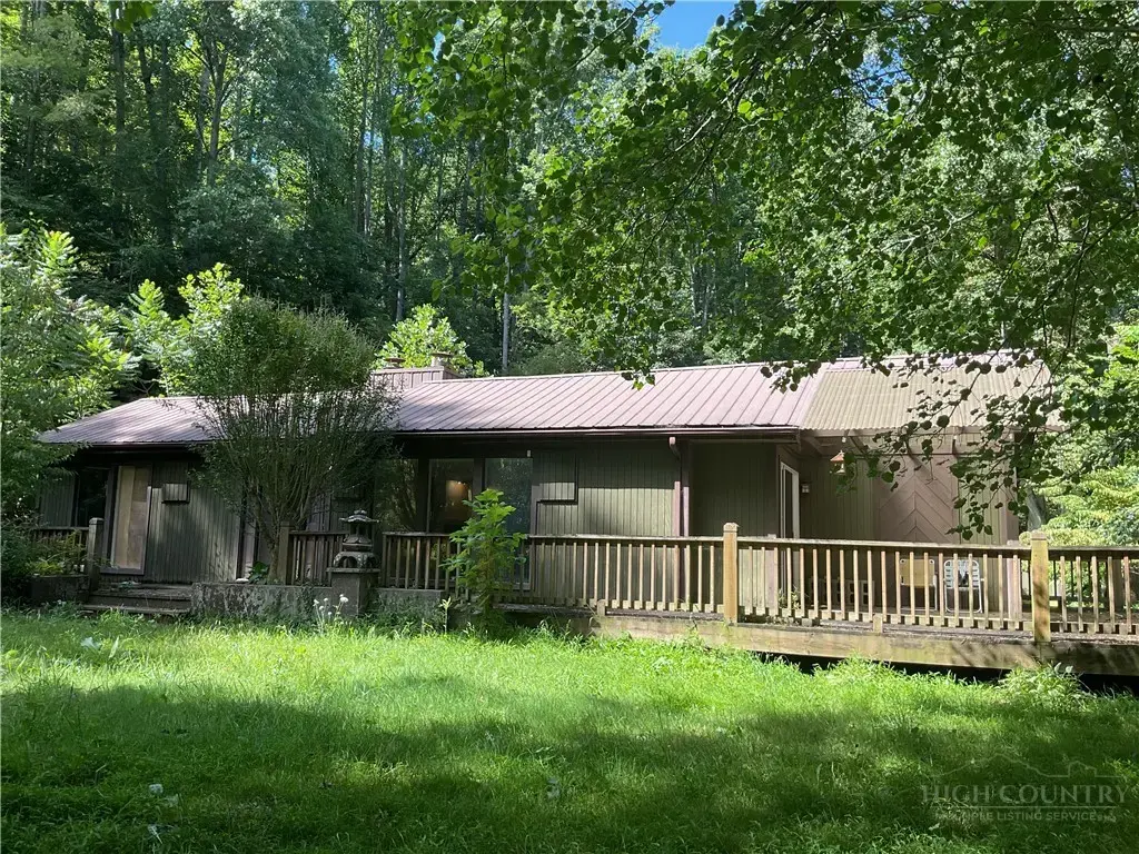 636 Dark Hollow Road, Elk Park