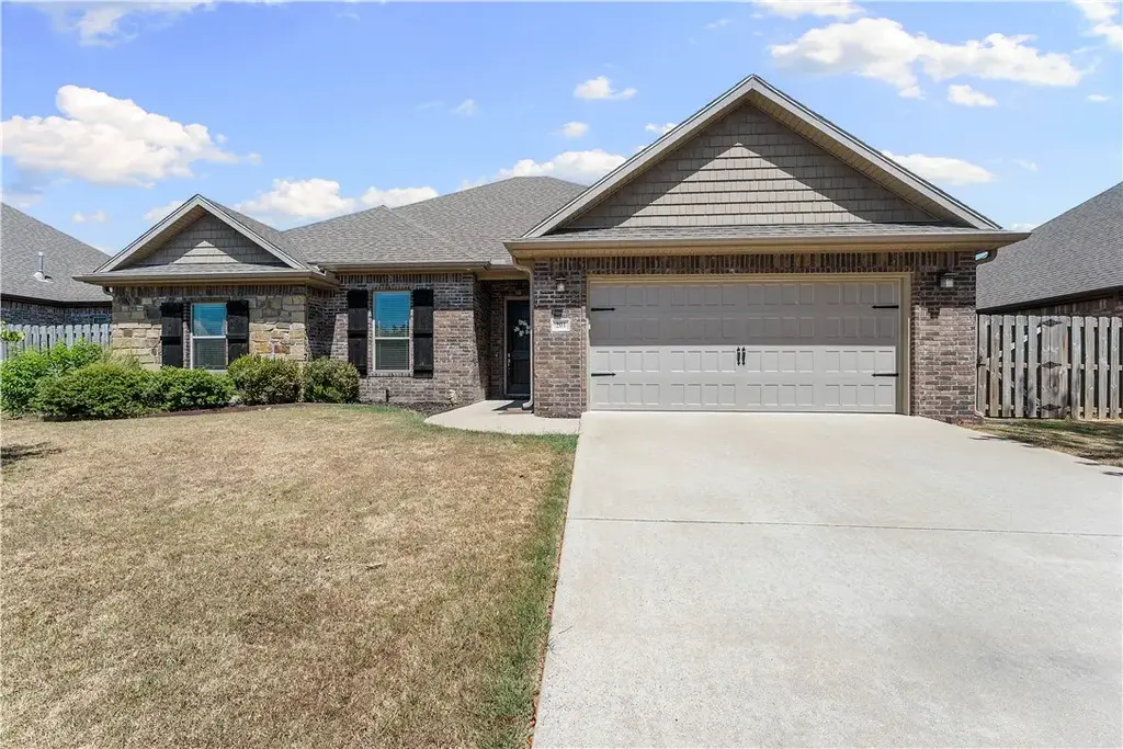 201 Cisterna Drive, Centerton