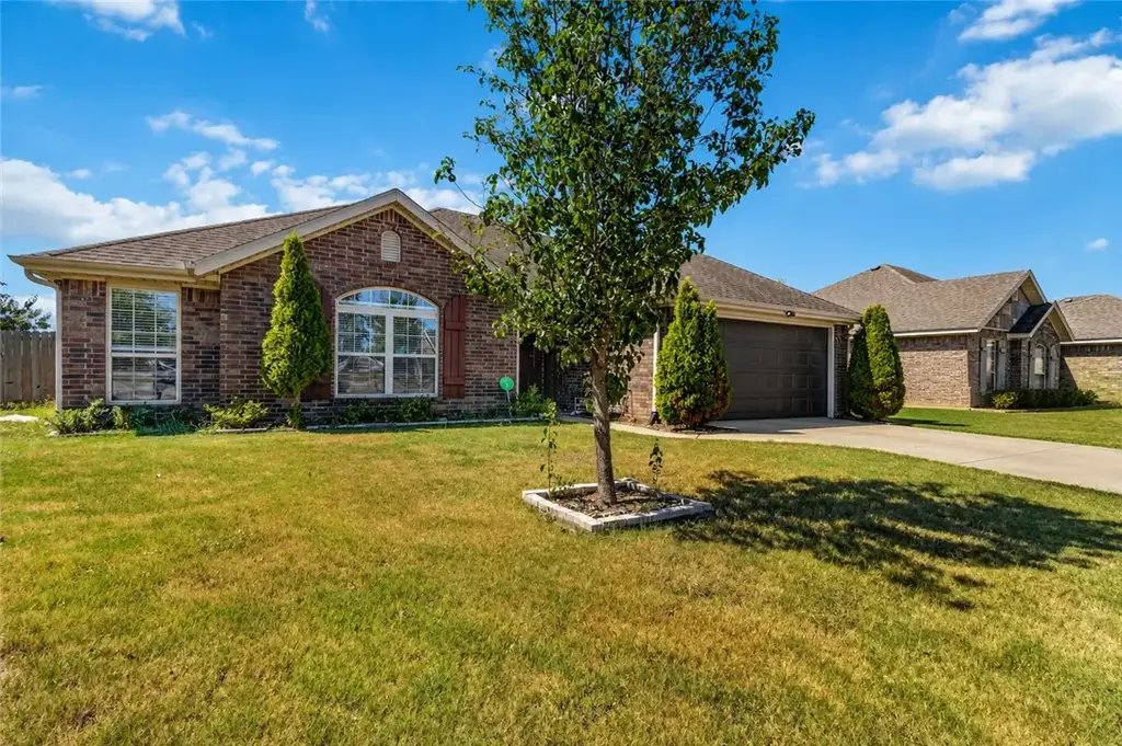 414 Summerwood Court, Rogers