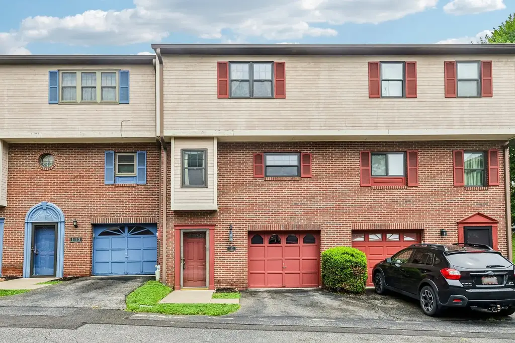 112 Longfellow Court, Swissvale