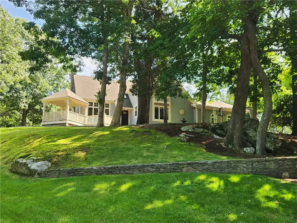 242 Church Pond Dr, Tiverton