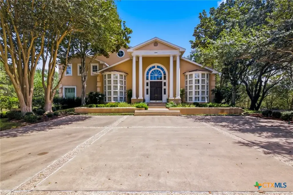 204 Creekridge Drive, Victoria