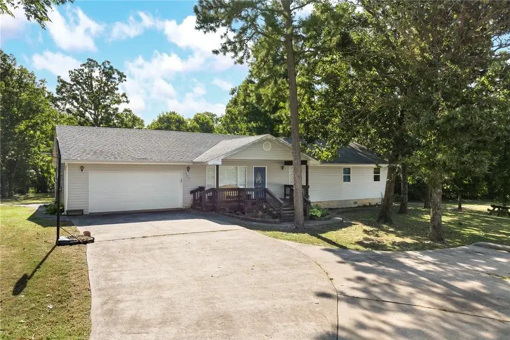 100 Oakdale Lane, Lead Hill