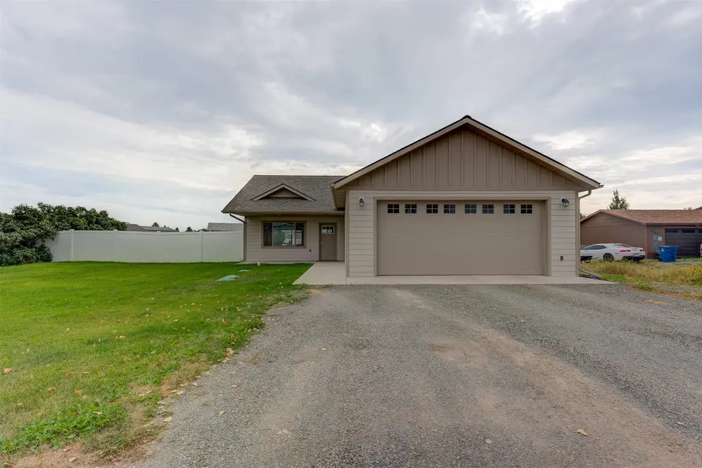 4631 Victoria Drive, Helena