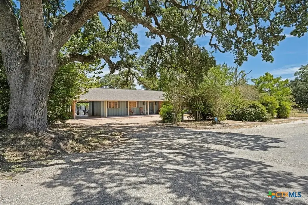 221 E 9th Street, Flatonia